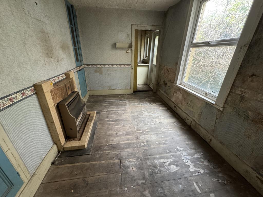 Lot: 113 - MID-TERRACE HOUSE FOR IMPROVEMENT - Breakfast room